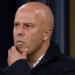 MANCHESTER, ANGLICKO - 5. NOVEMBER: Nico Schlotterbeck z Borussie Dortmund sa pozerá na zápas fázy MD4 Ligy majstrov UEFA 2025/26 medzi Manchestrom City a Borussiou Dortmund na City of Manchester Stadium 5. novembra 2025 v Manchestri v Anglicku. (Foto: Chris Brunskill/Fantasista/Getty Images)