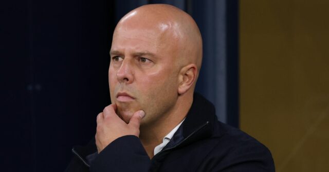 MANCHESTER, ANGLICKO - 5. NOVEMBER: Nico Schlotterbeck z Borussie Dortmund sa pozerá na zápas fázy MD4 Ligy majstrov UEFA 2025/26 medzi Manchestrom City a Borussiou Dortmund na City of Manchester Stadium 5. novembra 2025 v Manchestri v Anglicku. (Foto: Chris Brunskill/Fantasista/Getty Images)