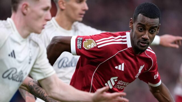 Liverpool „zničil“ slávnu „politiku“ jedného hráča, ktorého by mal teraz predať za polovičnú cenu, než prepustí Slot
