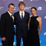 Bývalá svetová jednička Lleyton Hewitt sa vracia, aby mohol hrať štvorhru na domácej pôde so svojím synom Cruzom (v strede s matkou Bec)