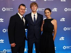 Lleyton Hewitt odhaľuje dojímavý dôvod, prečo odchádza z dôchodku vo veku 44 rokov – a otvára o tom, ako takmer prešiel do AFL Bývalá svetová jednička Lleyton Hewitt sa vracia, aby mohol hrať štvorhru na domácej pôde so svojím synom Cruzom (v strede s matkou Bec)