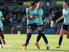 London City Lionesses: Nováčikovia WSL snívajú o víťazstve nad Tottenhamom Freya Godfrey of London City Lionesses celebrates with team-mate Elena Linari after scoring her team's first goal