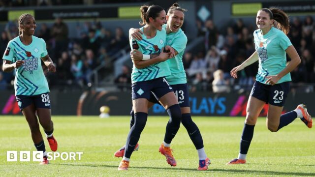 London City Lionesses: Nováčikovia WSL snívajú o víťazstve nad Tottenhamom Freya Godfrey of London City Lionesses celebrates with team-mate Elena Linari after scoring her team's first goal