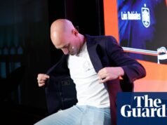 Luis Rubiales na seba počas krstu knihy v Madride hádže vajíčka | futbal Luis Rubiales na seba počas krstu knihy v Madride hádže vajíčka | futbal