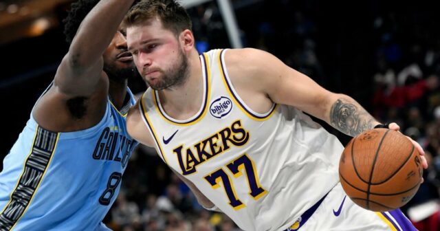 Luka Doncic sa vracia a Lakers vyhrávajú v Memphise
