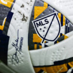 18. septembra 2024; Nashville, Tennessee, USA; Celkový pohľad na logo MLS na strane zápasovej lopty v zápase medzi Nashville SC a Chicago Fire v Geodis Park. Povinný kredit: Casey Gower-Imagn Images