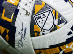 MLS 3.0? Prečo je nový kalendár Major League Soccer jej najmúdrejším krokom za posledné roky 18. septembra 2024; Nashville, Tennessee, USA; Celkový pohľad na logo MLS na strane zápasovej lopty v zápase medzi Nashville SC a Chicago Fire v Geodis Park. Povinný kredit: Casey Gower-Imagn Images