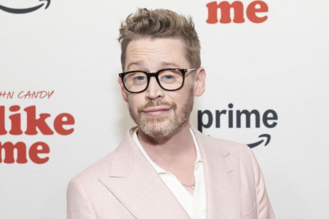 Macaulay Culkin: "Buď som vdovec alebo som rozvedený" Macaulay Culkin ako Kevin vo filme Sám doma 1990 (obrázok cez Prime Video) Macaulay Culkin