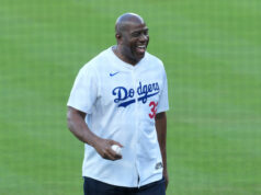 Magic Johnson Shades Celtics with Savage Championship Rings Flex po Dodgers Nab Dynasty-Defining World Series logo pochodového šialenstva