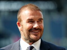 Majetok Davida Beckhama po rytierskom titule stále zaostáva za bývalým tímovým kolegom David Beckham, spolumajiteľ Interu Miami CF, sleduje pred finálovým zápasom Ligového pohára medzi Seattle Sounders a Inter Miami CF na ihrisku Lumen Field 31. augusta 2025 v Seattli, Washington.