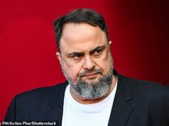 Majiteľ Nottingham Forest Evangelos Marinakis stojí v Aténach pred súdom za podnecovanie futbalového násilia V stredu sa v Aténach začal proces proti Evangelosovi Marinakisovi, ktorý je obvinený z podnecovania futbalového násilia a podpory zločineckej organizácie v Grécku.