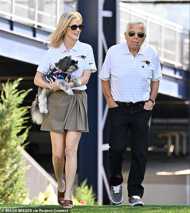 Majiteľ Patriots Robert Kraft označil Zohrana Mamdaniho za „rozdeľujúceho“ po Majiteľ New England Patriots Robert Kraft a jeho manželka Dr. Dana Blumberg priviedli svojho psa Heismana do tréningového kempu na štadióne Gillette v júli