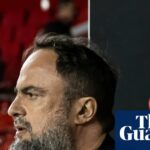 Majiteľ lesa prisahá, že pomôže po tom, čo sa fanúšik vážne zranil pri útoku nožom na vlak Huntingdon | Nottinghamský les