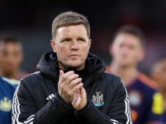 Majitelia Newcastlu United majú veľmi jednoduché rozhodnutie o budúcnosti Eddieho Howea Eddie Howe tlieska fanúšikom
