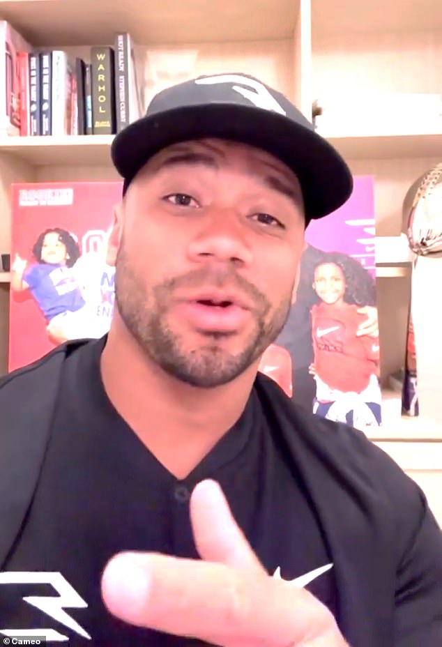 Majster Super Bowl za 10,5 milióna dolárov Russell Wilson sa Wilson dúfa, že svojimi videami, z ktorých niektoré budú zamerané na vieru, inšpiruje mladšie generácie