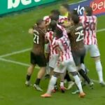 Majstrovský zápas prejde do masovej bitky ako „predmety hádzané“ rozzúrenými fanúšikmi | Futbal | Šport