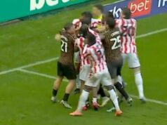 Majstrovský zápas prejde do masovej bitky ako „predmety hádzané“ rozzúrenými fanúšikmi | Futbal | Šport Majstrovský zápas prejde do masovej bitky ako „predmety hádzané“ rozzúrenými fanúšikmi | Futbal | Šport