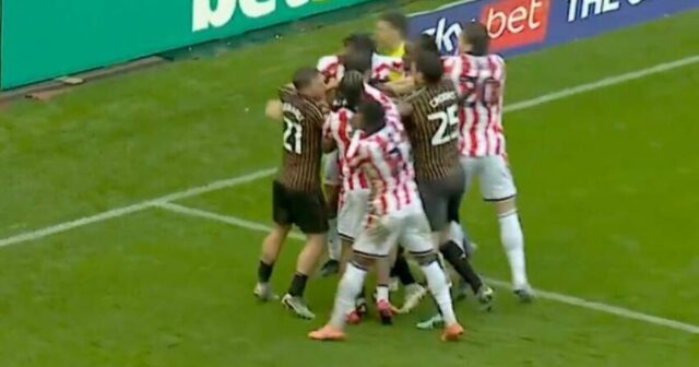 Majstrovský zápas prejde do masovej bitky ako „predmety hádzané“ rozzúrenými fanúšikmi | Futbal | Šport
