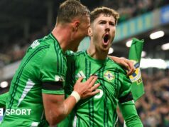 Majstrovstvá sveta 2026: Kde je Severné Írsko na obrázku play-off? Trai Hume celebrates
