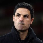 Mikel Arteta a Nacho Monreal pózujú na Arsenal Victory Parade po víťazstve vo finále FA Cupu 18. mája 2014 v Londýne v Anglicku.