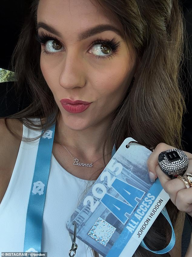 Mala by mať priateľka Billa Belichicka Jordon Hudson zakázaný vstup Jordon Hudson zverejnil na svojom instagramovom účte fotografiu svojho poverenia UNC 'All Access'