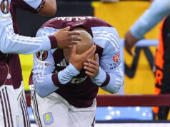 Malen zasiahnutý pohárom, keď problémy s davom zastavili hru Villa Polícia sprevádza fanúšika Young Boys