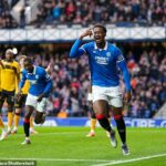 Manny Fernandez oslavuje otvorenie skóre pri výhre Rangers 2:1 proti Livingstonu