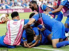 Malý ostrovný štát jeden bod od toho, aby sa stal najmenšou krajinou, ktorá sa VÔBEC dostala na majstrovstvá sveta – s tímom importérov a najstarším manažérom v histórii Karibský ostrov Curacao delí jeden zápas od kvalifikácie na budúcoročné majstrovstvá sveta