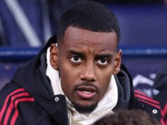 Mám jednu obavu o Alexandra Isaka v Liverpoole – nie je to nový problém Alexander Isak sa pozerá počas zápasu Liverpoolu