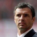 Futbalová legenda Gary Speed, ktorý si práve nechal na pamiatku nainštalovať „hovoriacu lavičku“.