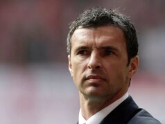 Mama legendy Evertonu Garyho Speeda navštevuje „hovoriacu lavicu“ nainštalovanú v jeho pamäti Futbalová legenda Gary Speed, ktorý si práve nechal na pamiatku nainštalovať „hovoriacu lavičku“.