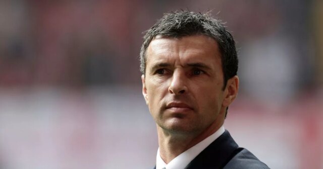 Futbalová legenda Gary Speed, ktorý si práve nechal na pamiatku nainštalovať „hovoriacu lavičku“.