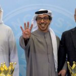 Predseda Manchestru City Khaldoon Khalifa al-Mubarak, majiteľ a viceprezident SAE Mansour bin Zayed Al Nahyan a manažér Pep Guardiola oslavujú zisk štyroch titulov Premier League za sebou.