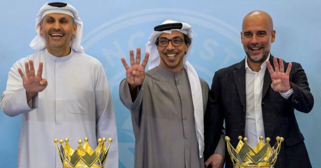 Predseda Manchestru City Khaldoon Khalifa al-Mubarak, majiteľ a viceprezident SAE Mansour bin Zayed Al Nahyan a manažér Pep Guardiola oslavujú zisk štyroch titulov Premier League za sebou.