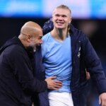 Erling Haaland z Manchestru City a Pep Guardiola manažér / hlavný tréner Manchestru City oslavujú na plný úväzok počas zápasu Premier League medzi Manchestrom City a Bournemouthom na Etihad Stadium 2. novembra 2025 v Manchestri v Anglicku.