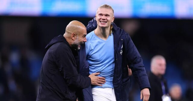 Erling Haaland z Manchestru City a Pep Guardiola manažér / hlavný tréner Manchestru City oslavujú na plný úväzok počas zápasu Premier League medzi Manchestrom City a Bournemouthom na Etihad Stadium 2. novembra 2025 v Manchestri v Anglicku.