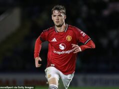 Man United povolal do svojho tímu syna Darrena Fletchera, aby sa postavil Tottenhamu, aby zachránil svoj 88-ročný rekord v akadémii – po zranení hviezdy v strede poľa. Man United povolal do svojho tímu syna Darrena Fletchera, aby sa postavil Tottenhamu, aby zachránil svoj 88-ročný rekord v akadémii - po zranení hviezdy v strede poľa.