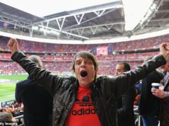 Man United vzdáva poctu basgitaristovi Stone Roses – a „celoživotnému červenému“ – Garymu „Manimu“ Mounfieldovi po tom, čo miestna ikona zomrela vo veku 63 rokov Vo veku 63 rokov zomrel celoživotný fanúšik Man United a hviezda Stone Roses Gary 'Mani' Mounfield