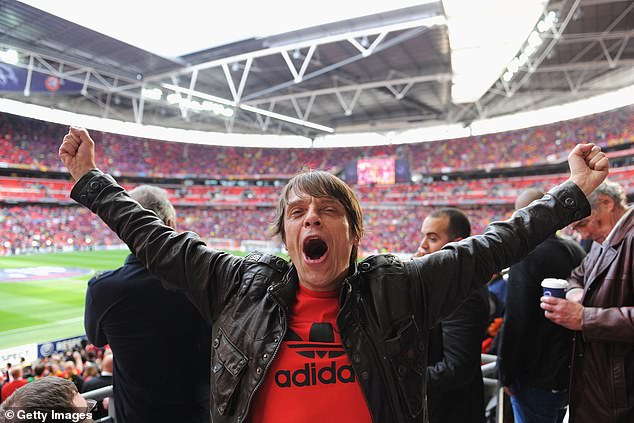 Man United vzdáva poctu basgitaristovi Stone Roses – a „celoživotnému Vo veku 63 rokov zomrel celoživotný fanúšik Man United a hviezda Stone Roses Gary 'Mani' Mounfield