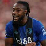 Antoine Semenyo z Bournemouthu reaguje tak, že ho chytí za tričko