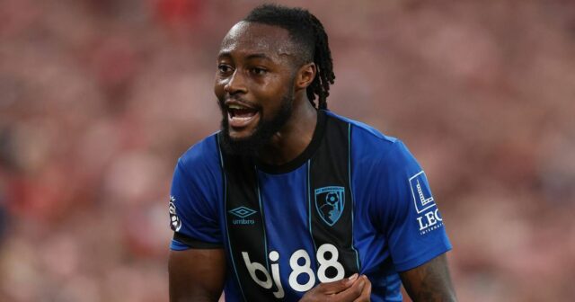 Man Utd by mohol Antoineovi Semenyovi okamžite splniť želanie prestupu Antoine Semenyo z Bournemouthu reaguje tak, že ho chytí za tričko