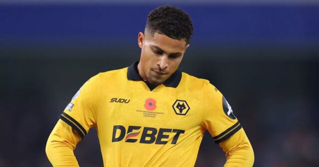 MANCHESTER, ANGLICKO - 20. apríla: Joao Gomes z Wolverhamptonu Wanderers počas zápasu Premier League medzi Manchester United FC a Wolverhampton Wanderers FC na Old Trafford 20. apríla 2025 v anglickom Manchestri. (Foto od MB Media/Getty Images)