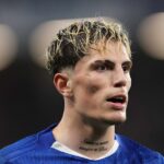 Alejandro Garnacho sa pozerá počas zápasu Chelsea