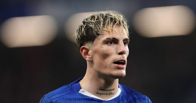 Man Utd chýba to, čo Alejandro Garnacho dáva Chelsea - Alejandro Garnacho sa pozerá počas zápasu Chelsea