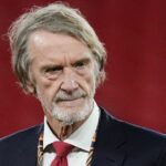 Sir Jim Ratcliffe stojí na ihrisku.