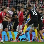 Man Utd dostal nový verdikt rozhodcu po spornom góle Casemira Foresta | Futbal | Šport