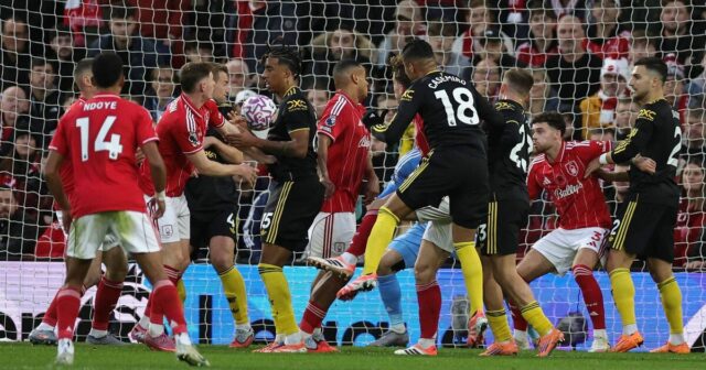 Man Utd dostal nový verdikt rozhodcu po spornom góle Casemira Foresta | Futbal | Šport
