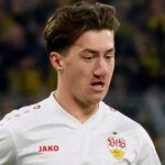 Angelo Stiller sa chystá prihrať loptu počas zápasu