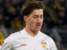 Man Utd odovzdal Angelovi Stillerovi aktualizáciu prestupu uprostred nárokov na cenovku 44 miliónov libier Angelo Stiller sa chystá prihrať loptu počas zápasu