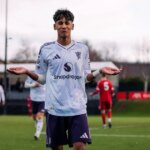 KIRKBY, ANGLICKO - 29. NOVEMBRA: JJ Gabriel z Manchestru United oslavuje tretí gól svojich tímov počas zápasu Premier League U18 medzi Manchestrom United a Liverpoolom v Liverpool FC Academy 29. novembra 2025 v anglickom Kirkby. (Foto Poppy Townson - MUFC/Manchester United cez Getty Images)